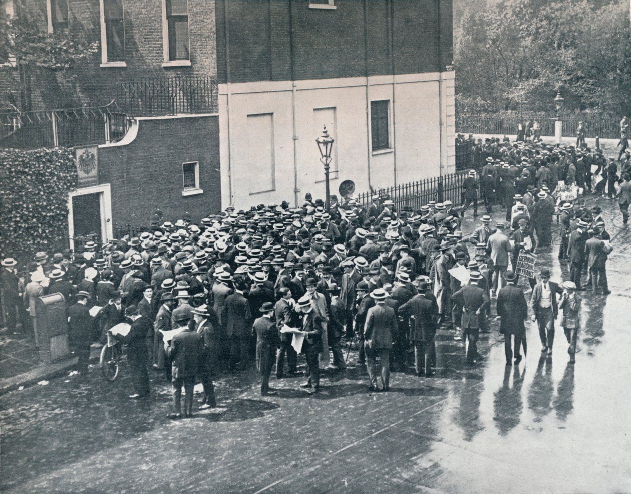 Before England declared war: German Reservists waiting outside German Consulate in London by Unbekannt