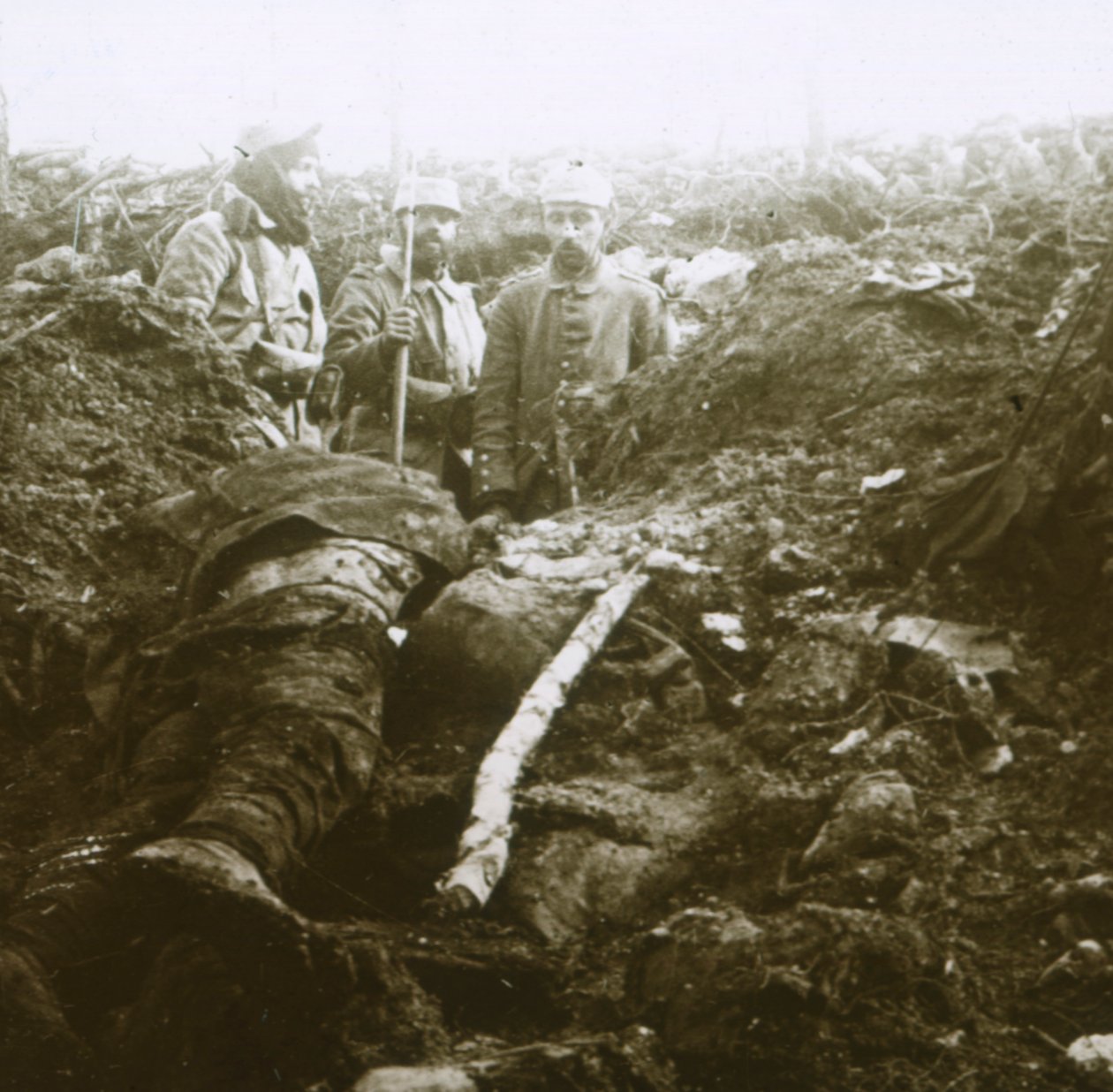 Bodies and prisoners, Les Éparges, northern France, 1915 by Unbekannt