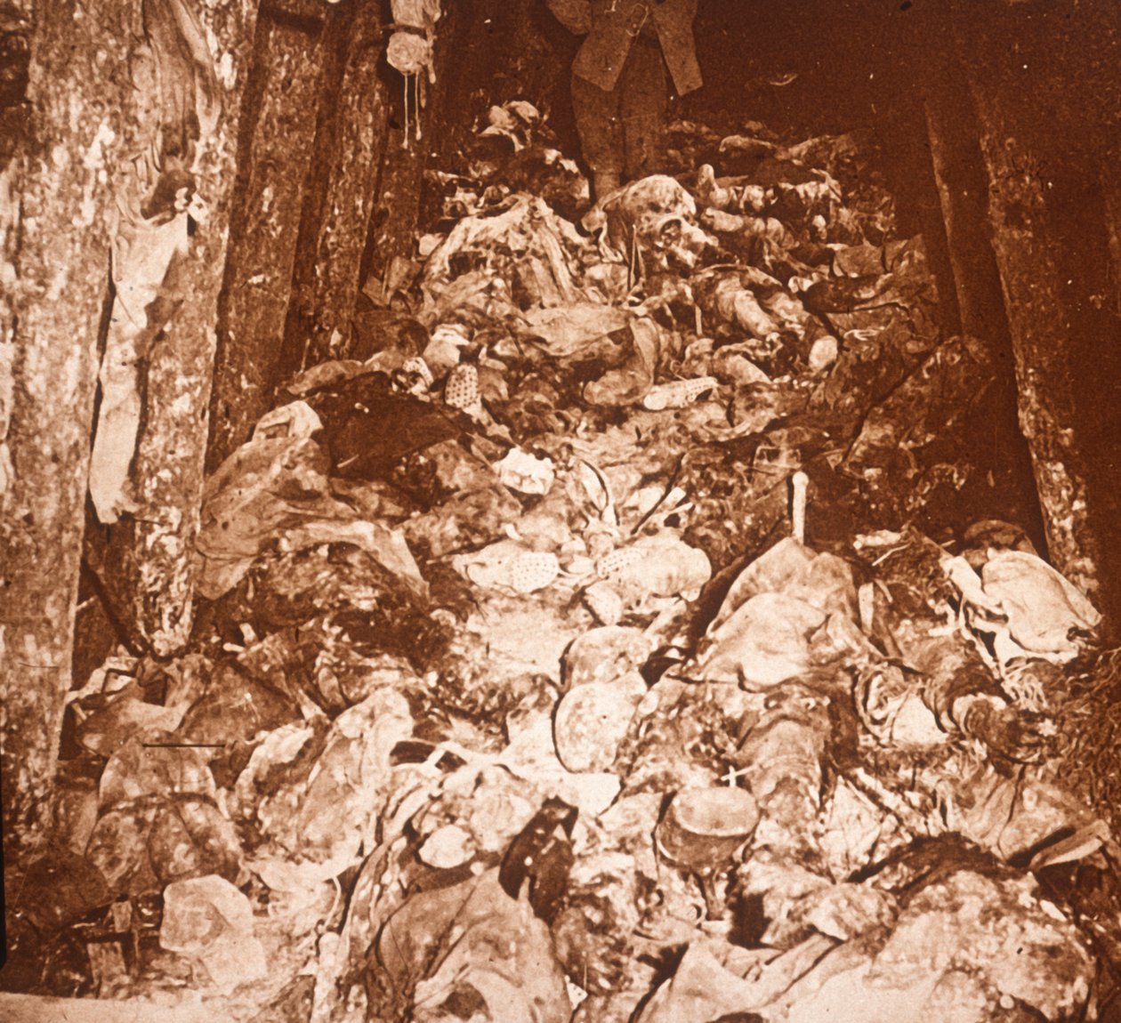 Bodies in tunnels under Mount Cornillet, Champagne, northern France by Unbekannt