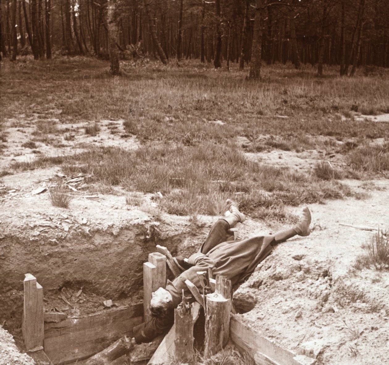 Body of dead soldier, Argonne, northern France by Unbekannt