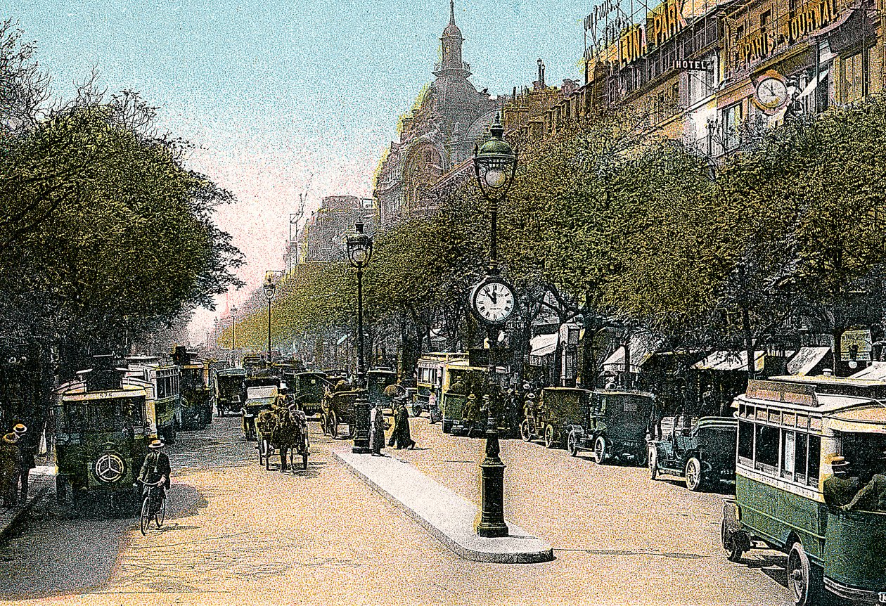 Boulevard des Italiens, Paris, with cars and motor buses on the street, c1900 by Unbekannt