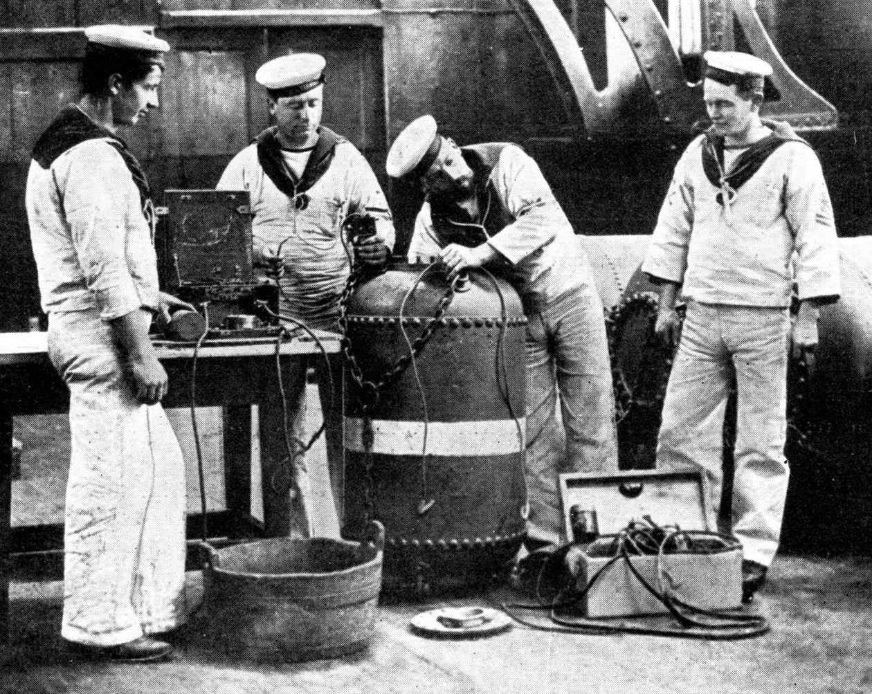 British Sailors Wiring a Mine, First World War by Unbekannt