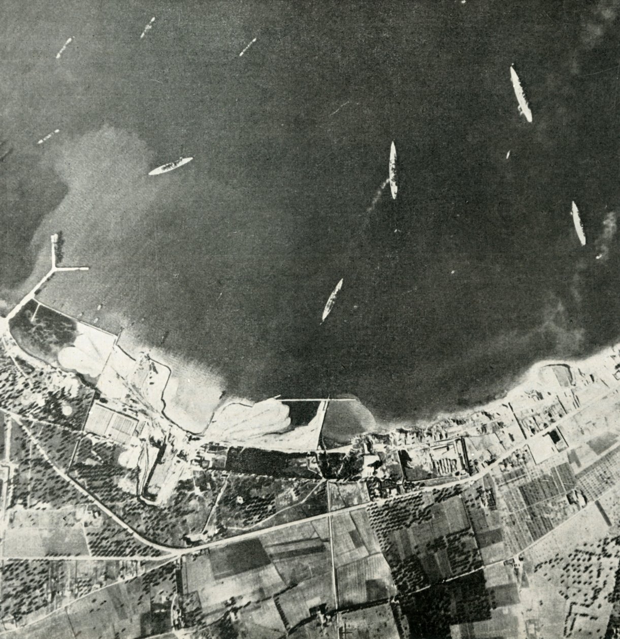 British Warships off the Maltese Coast, World War II by Unbekannt