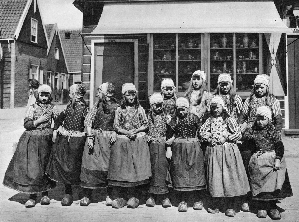 Children in national costume, Marken, Netherlands by Unbekannt