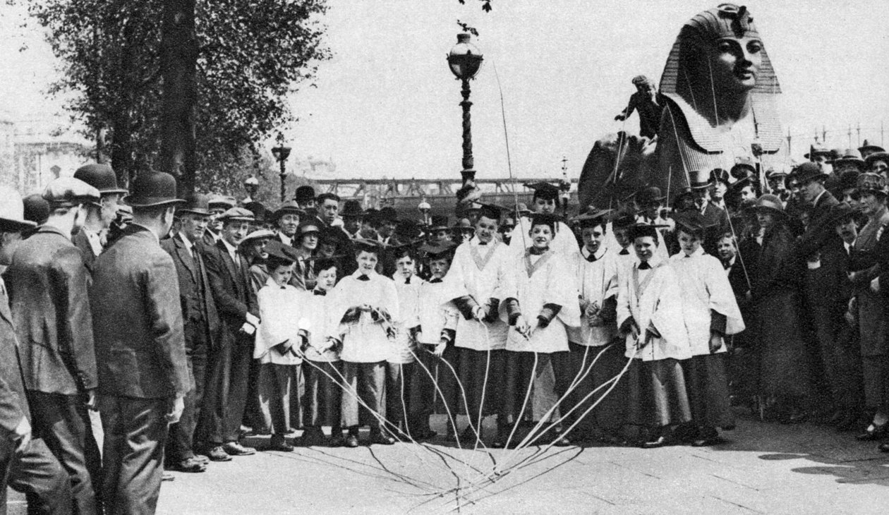 Choirboys of St Clement Danes Beating the Boundary-Marks with Long Wands, London, 1926-1927 by Unbekannt
