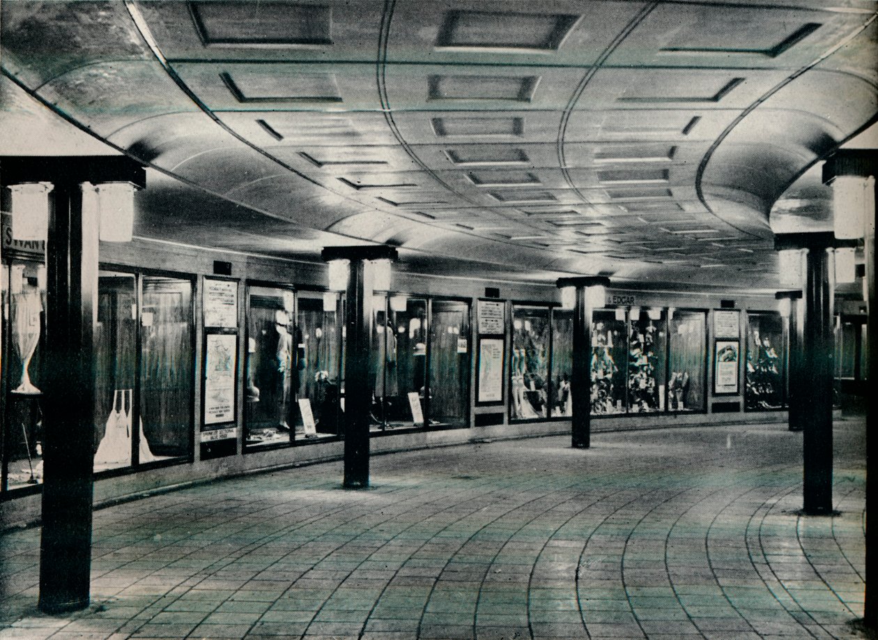 Circulating Area of Piccadilly Circus Station by Unbekannt