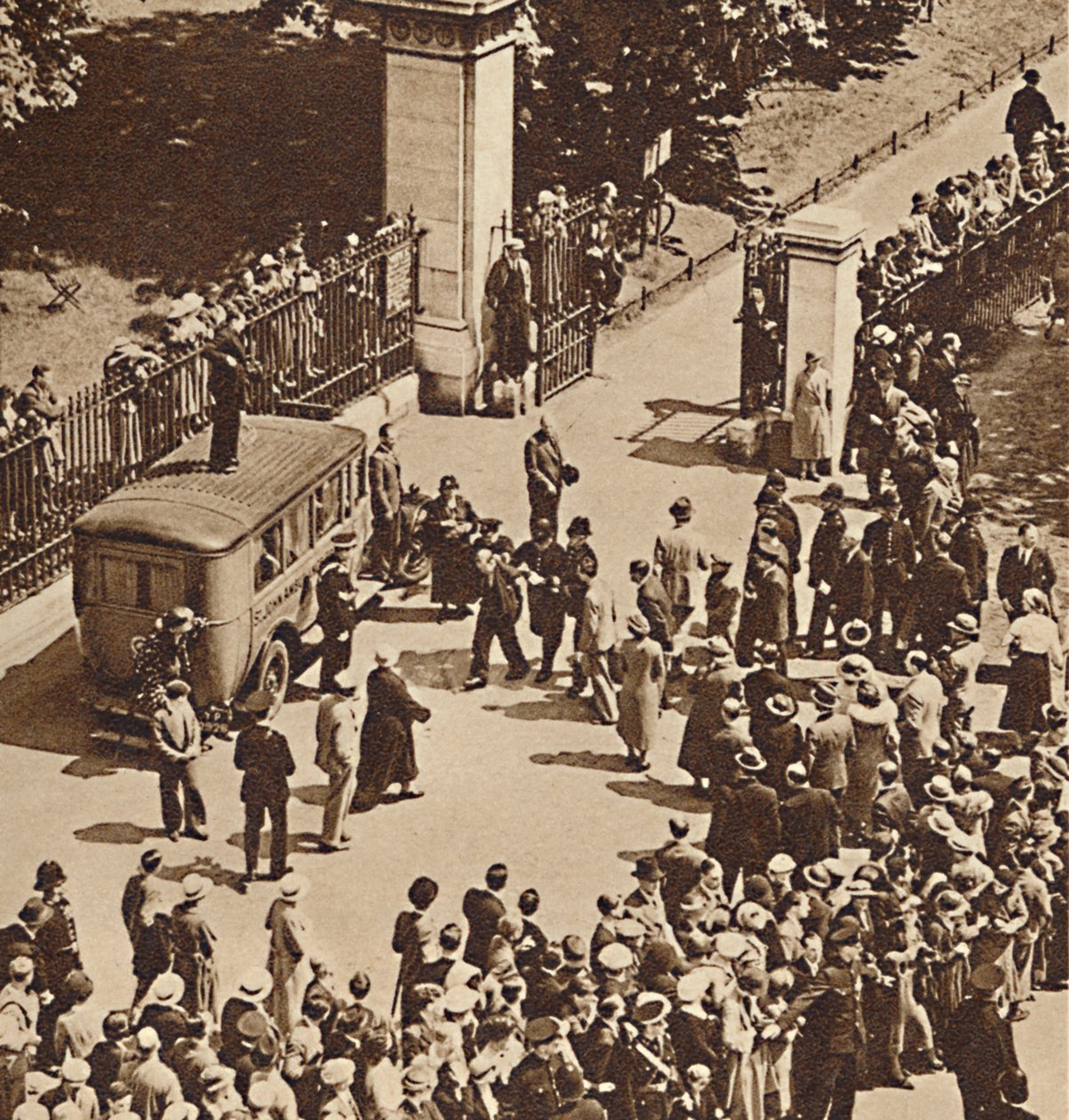 Crowd watches the arrested man taken to police van by Unbekannt