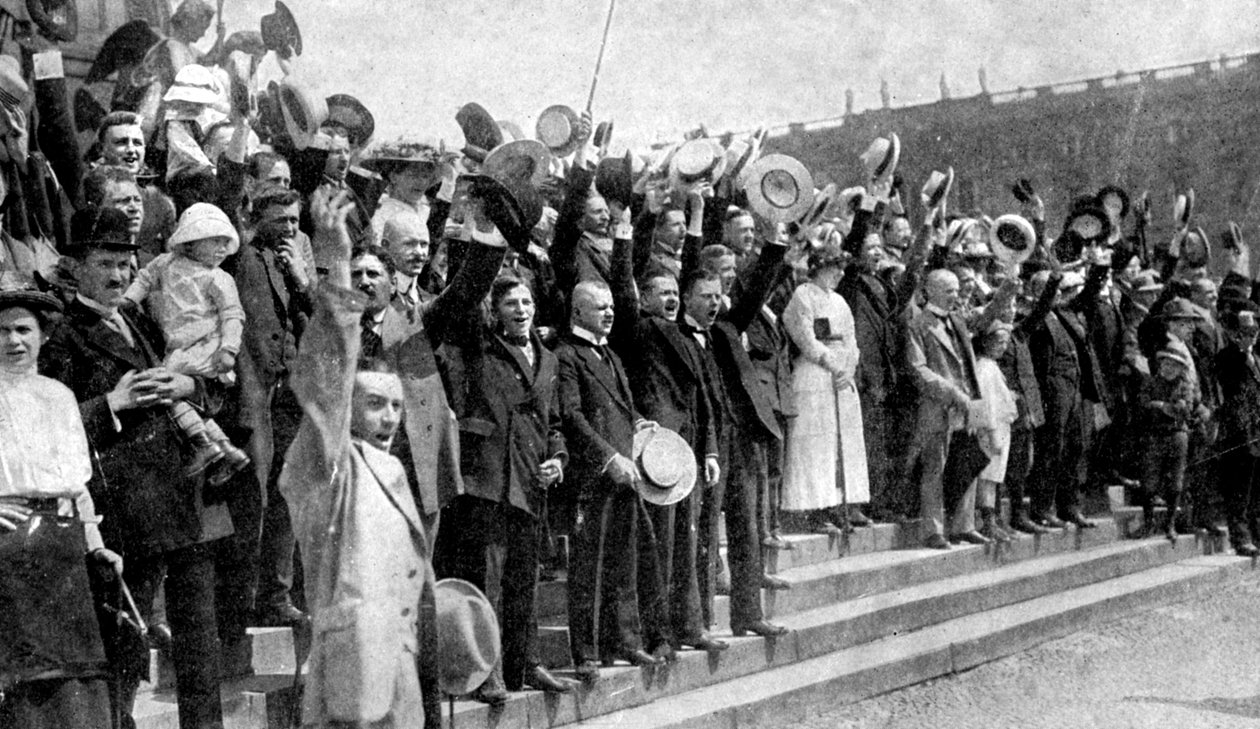 Crowds cheering during the outbreak of hostilities, war fever in Germany, First World War, 1914 by Unbekannt
