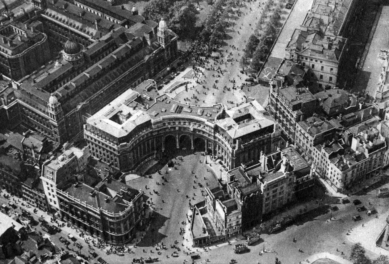 Crowds gathering in The Mall for the trooping of the colour, London by Unbekannt