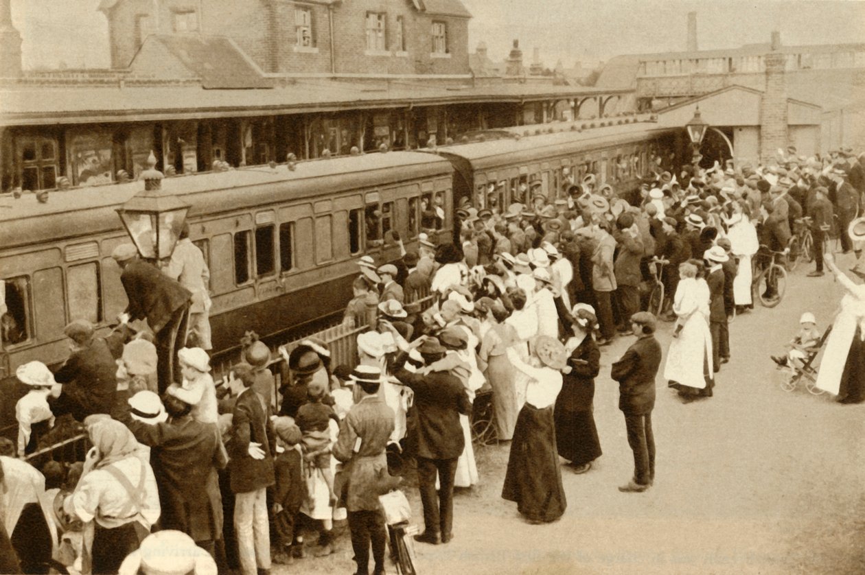 Crowds Waving Off Troops Leaving to Fight in the First World War, Britain, 1914, 1935 by Unbekannt