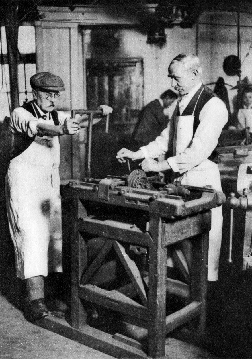 Cutting a key barrel, London by Unbekannt