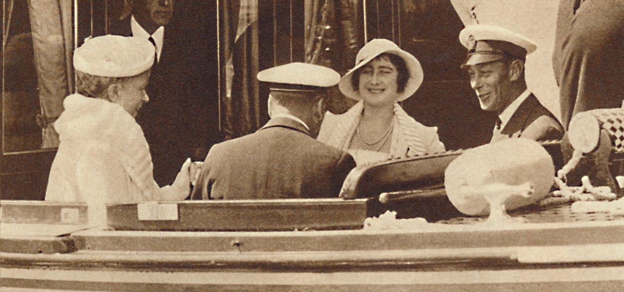 Family Joke - Leaving the Royal Yacht Albert and Victoria at Cowes, c1935 by Unbekannt