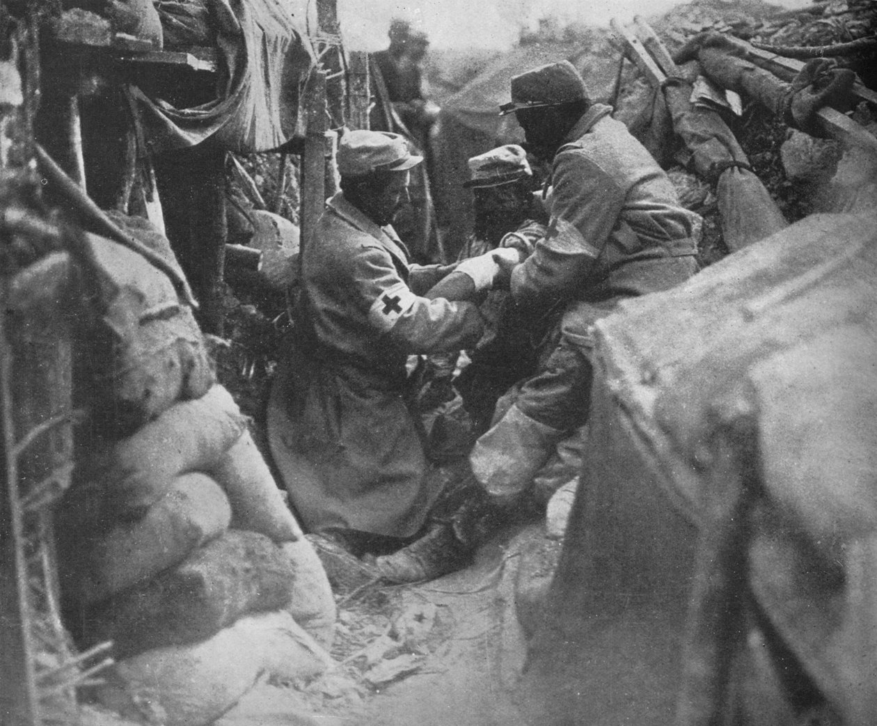 First Aid to a Wounded Man in One of the French Trenches by Unbekannt