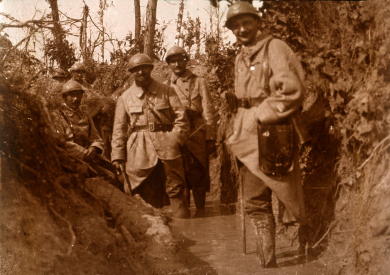 French Soldiers in the Mud, Chemin des Dames, Northern France by Unbekannt