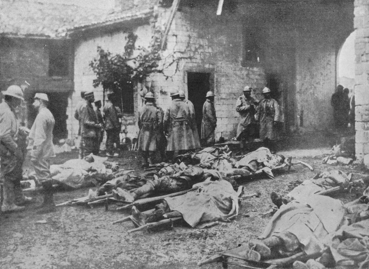 French wounded being removed during an attack to a farm in the rear of the lines, 1915 by Unbekannt