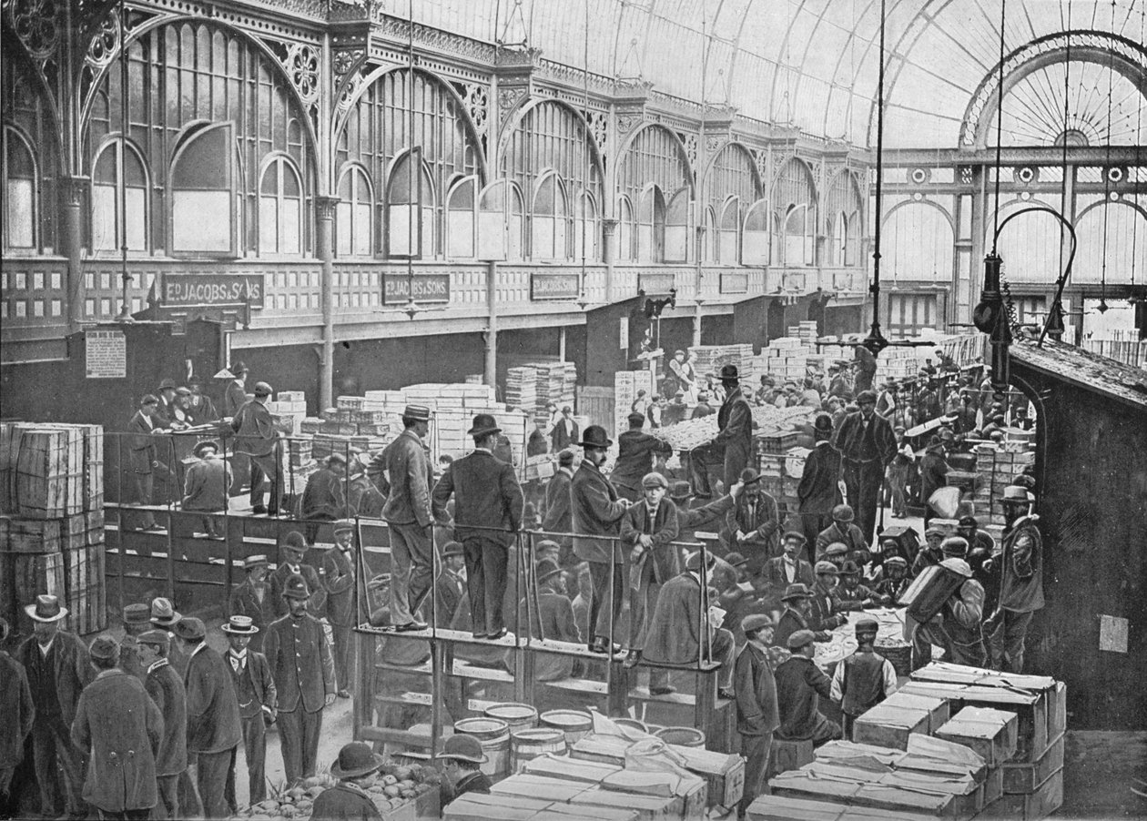 Fruit Auctions at Covent Garden Market, London, c1901 1901 by Unbekannt
