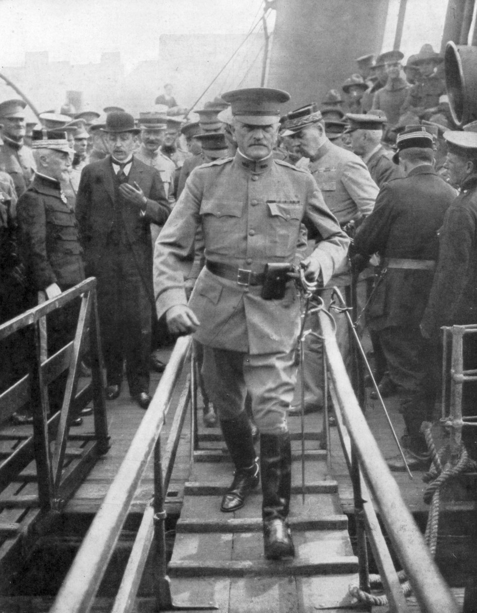 General John Joseph Black Jack Pershing Arriving in Boulogne, June 1917, 1926 by Unbekannt