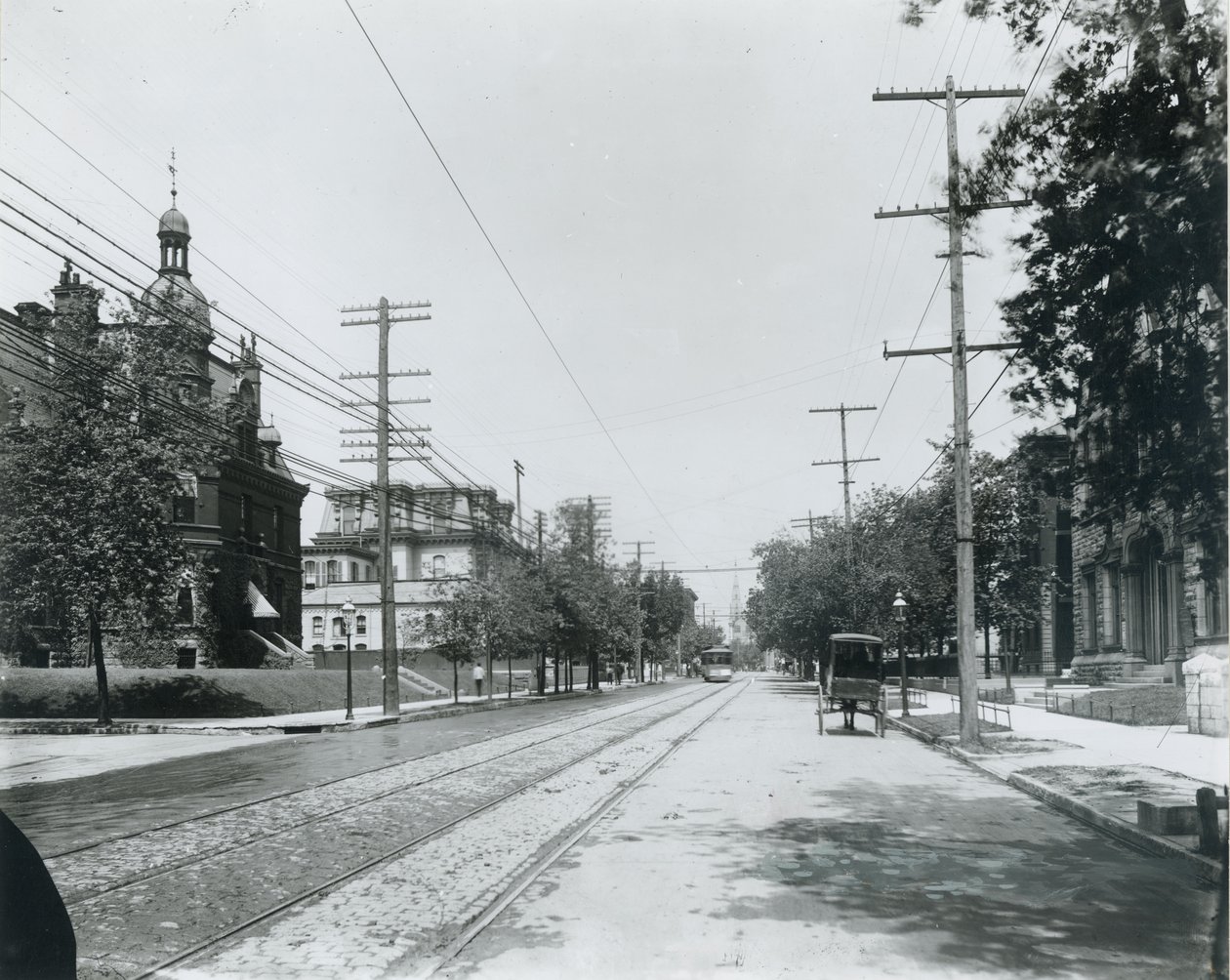 Grand Avenue north from Washington Avenue. Third Baptist Church at right. University Club at left, formerly residence of George W. Allen. by Unbekannt