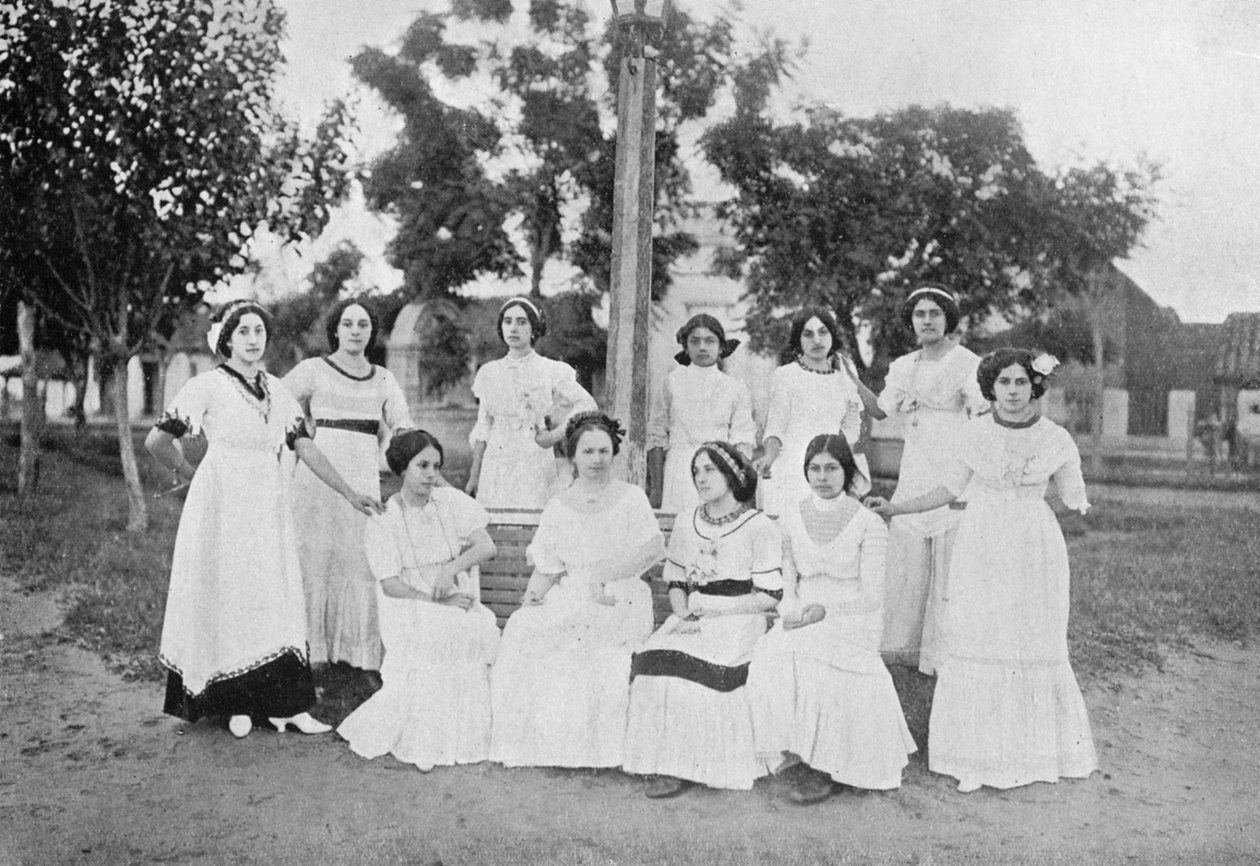 Group of Paraguayan women, Carapegua, Paraguay by Unbekannt
