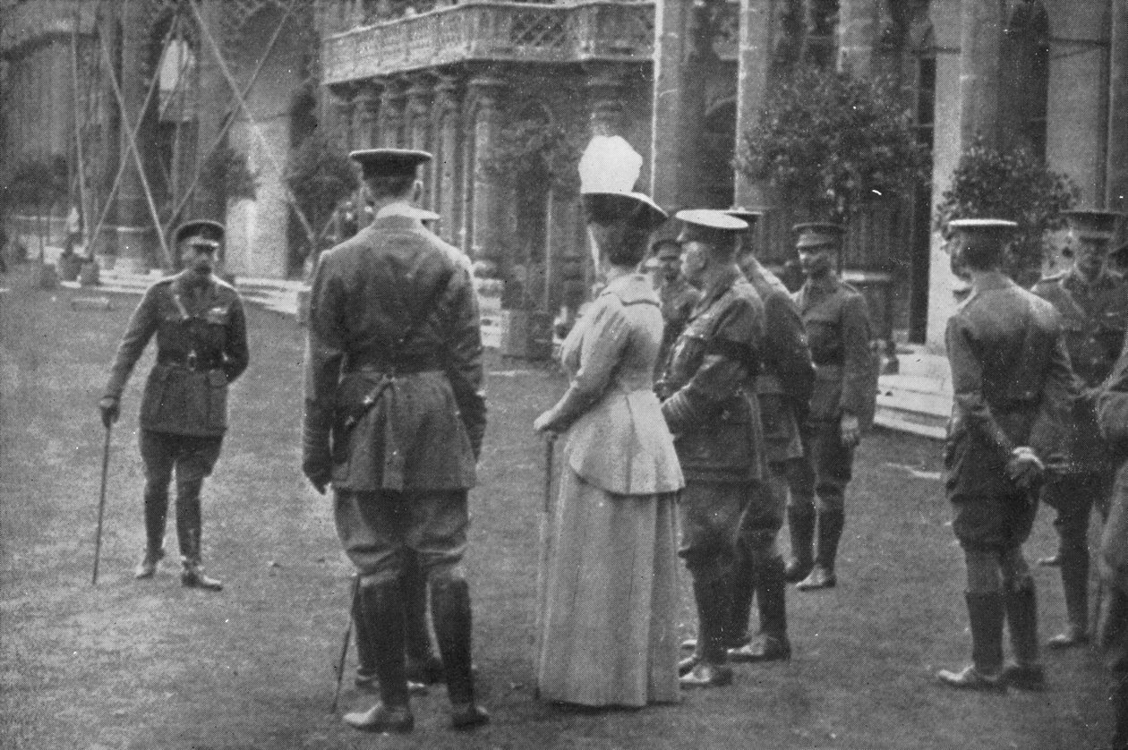 H.M. King George V and Queen Mary on the Eastern Lawns, 25th August 1915 by Unbekannt