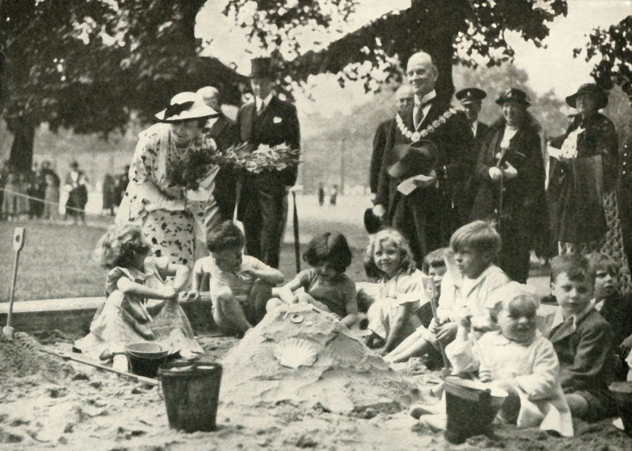 Her Majesty at the New Playground on the Site of the Old Foundling Hospital, 1936 by Unbekannt