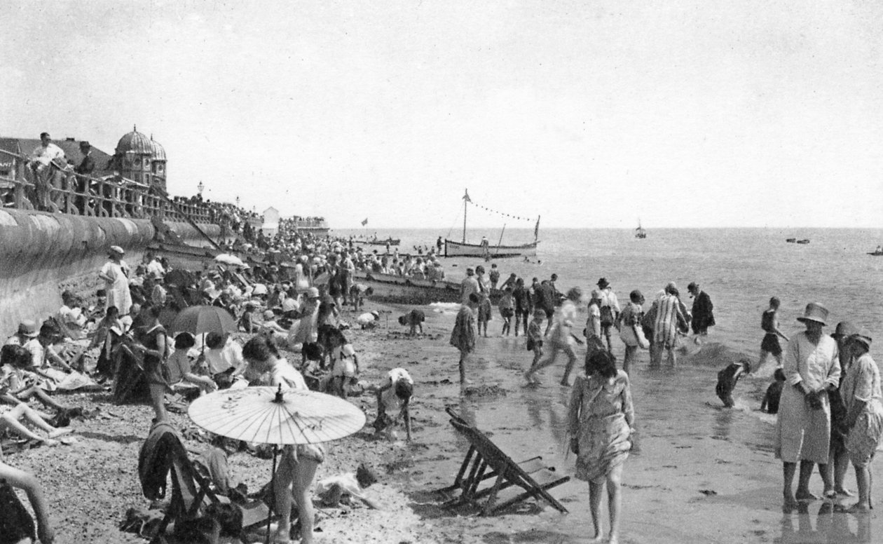 Holidaymakers on Bognor Regis Seafront, West Sussex, c. 1900s-1920s by Unbekannt