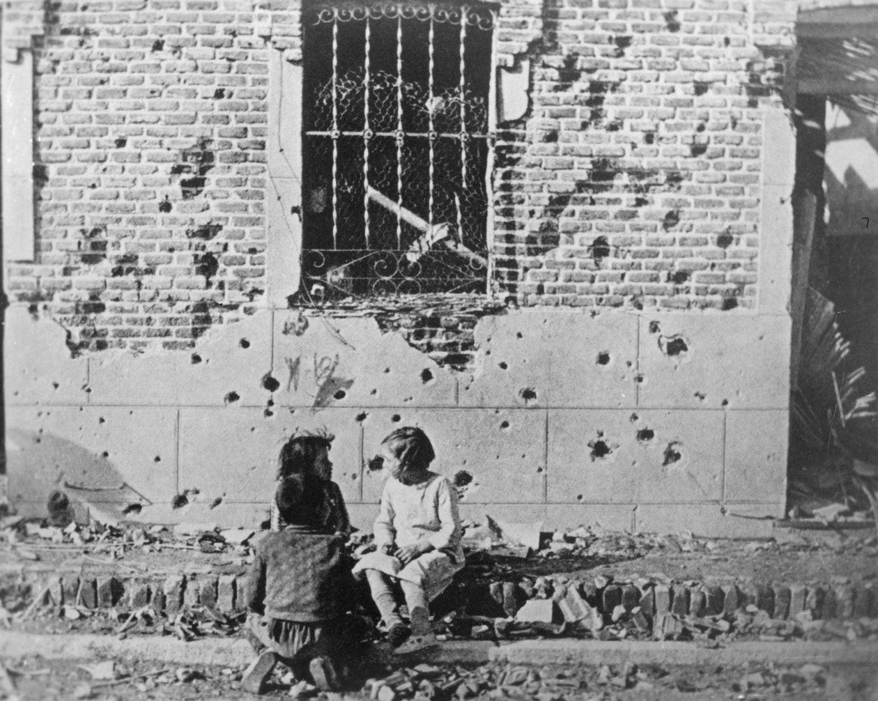Homeless children, Barcelona, Catalonia, Spain, Spanish Civil War, c1936-c1939 by Unbekannt