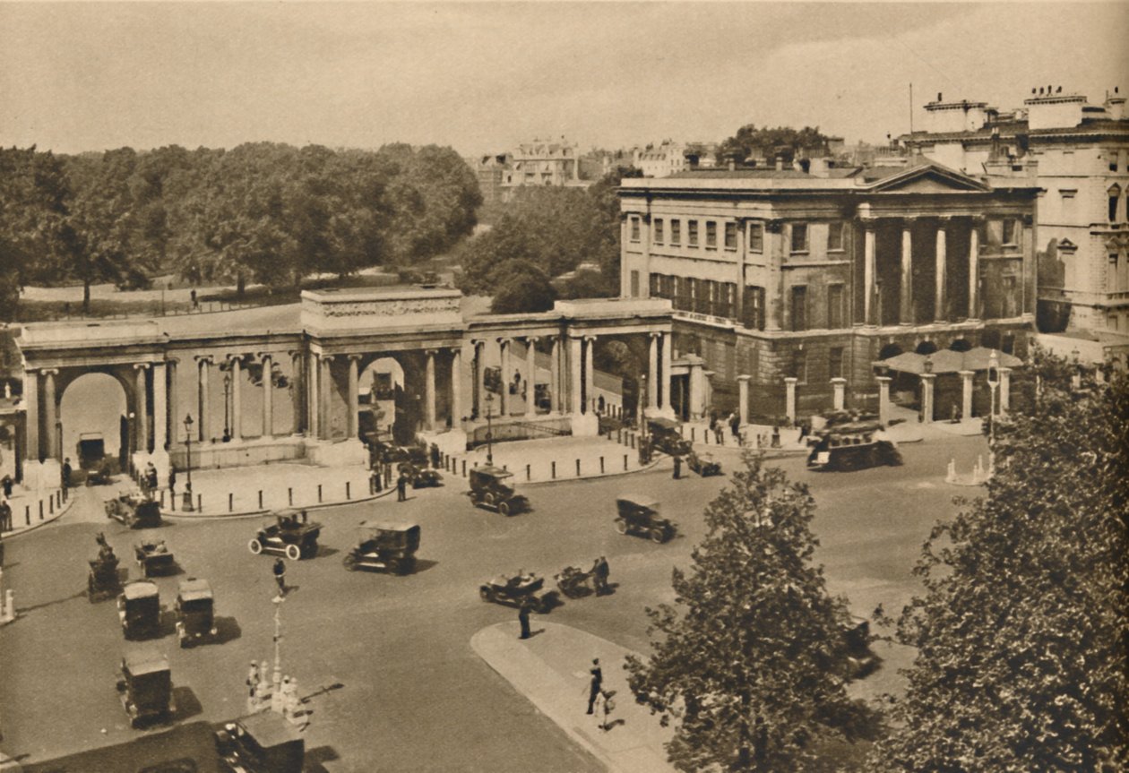 Hyde Park Corner with the Triple Archway Leading to the Royal Park Showing Apsley House by Unbekannt