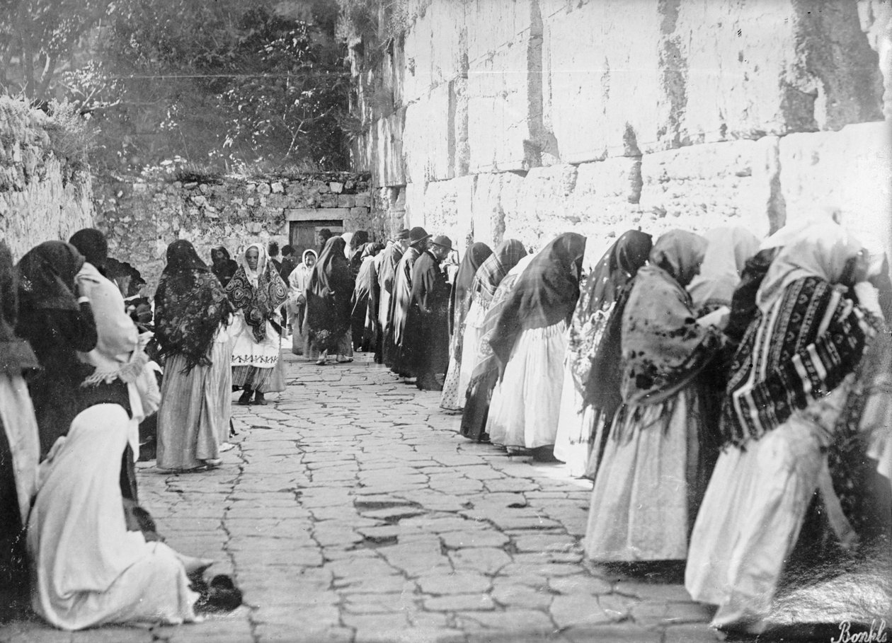 Jerusalem, at the Wailing Wall on Friday, c.1909-1910 by Unbekannt