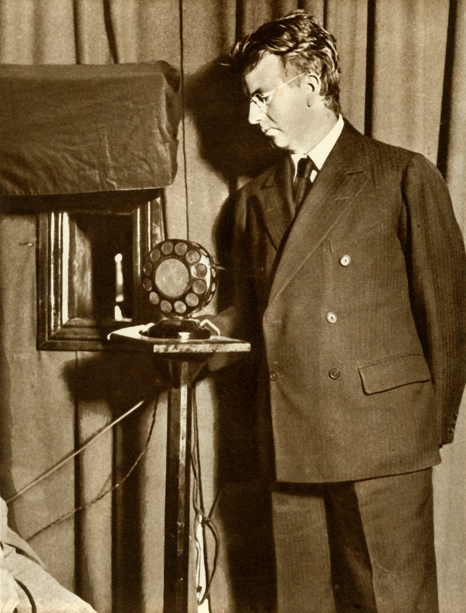 John Logie Baird watching the first play to be televised, 14 July 1930 by Unbekannt