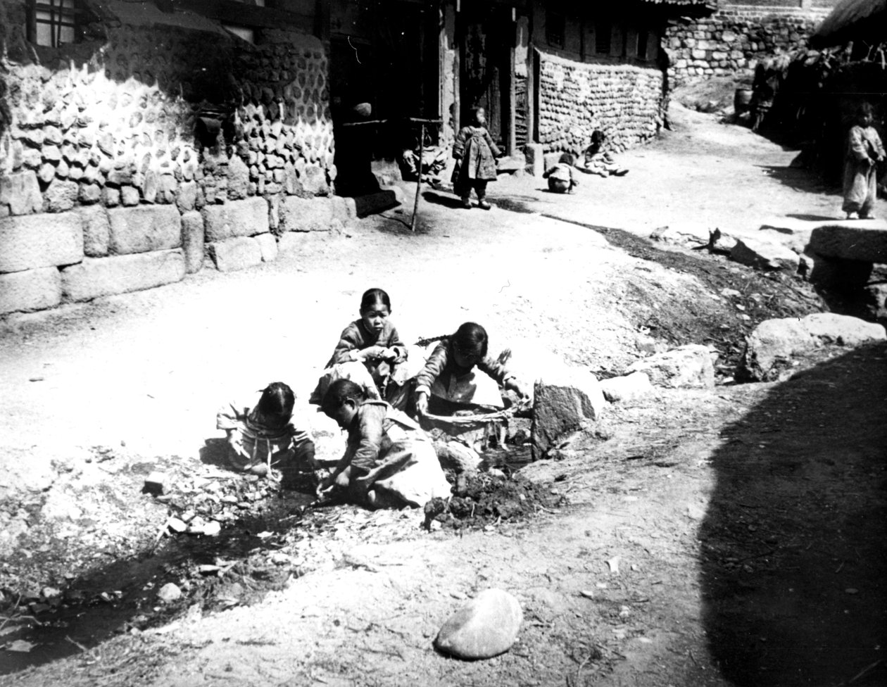 Korean children in the street, Nam San, Korea by Unbekannt