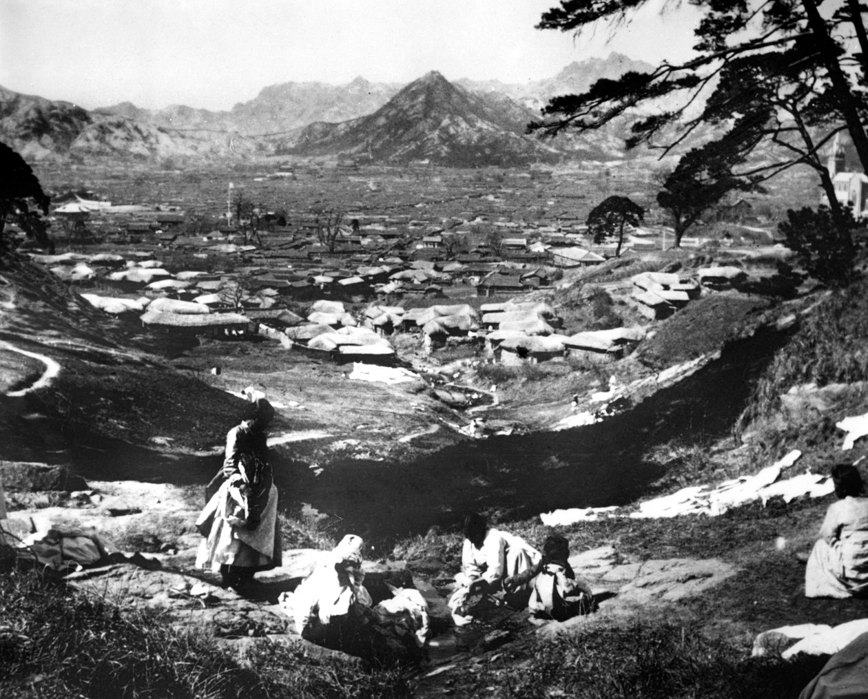 Korean Women on a Hillside, Seoul, Korea by Unbekannt