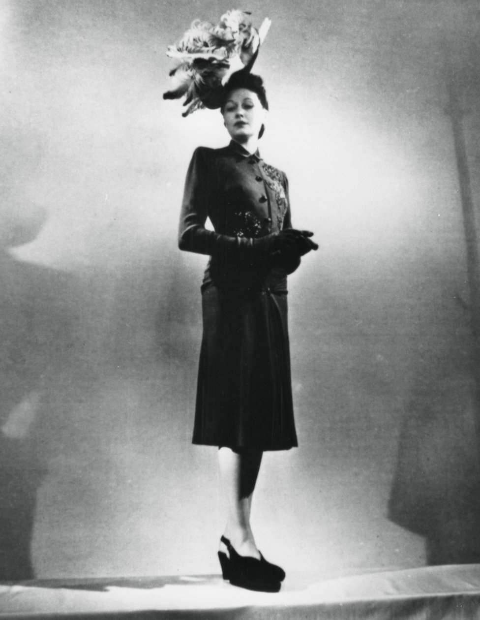 The Chic Woman, outfit by the French fashion designer Jacques Fath, Paris, January 1943 by Unbekannt