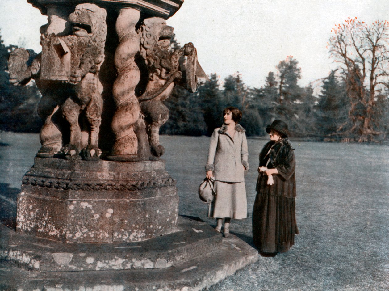 Lady Elizabeth Bowes-Lyon and the Countess of Strathmore, Glamis Castle, Scotland by Unbekannt