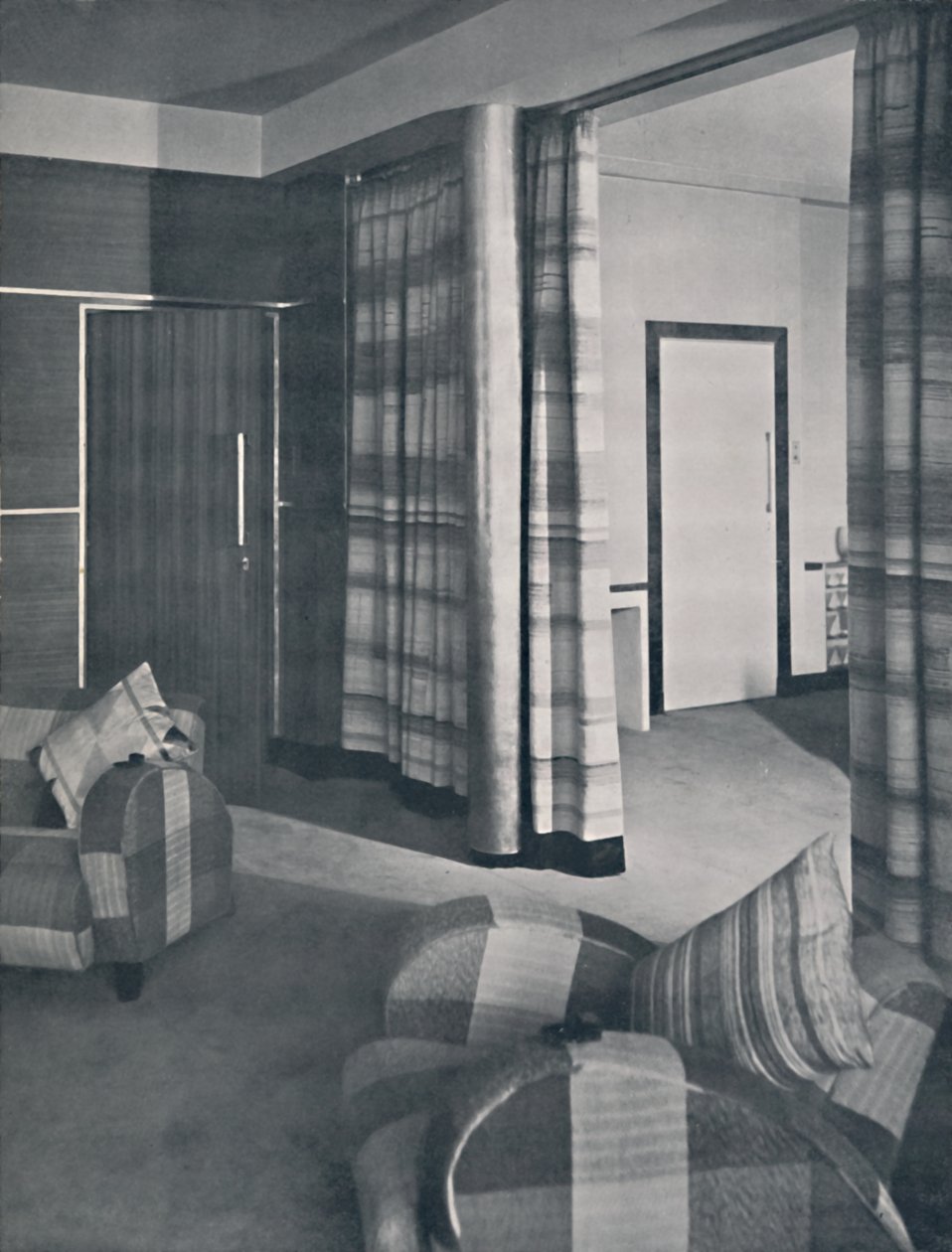 Living-room in a London house, designed by Raymond McGrath, 1936 by Unbekannt