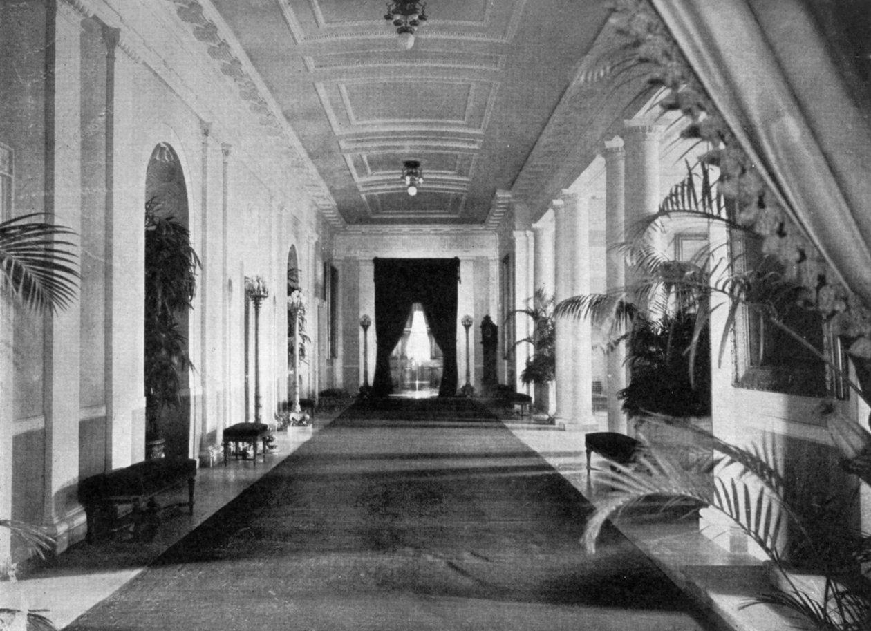 Long Corridor, The White House, Washington, USA by Unbekannt
