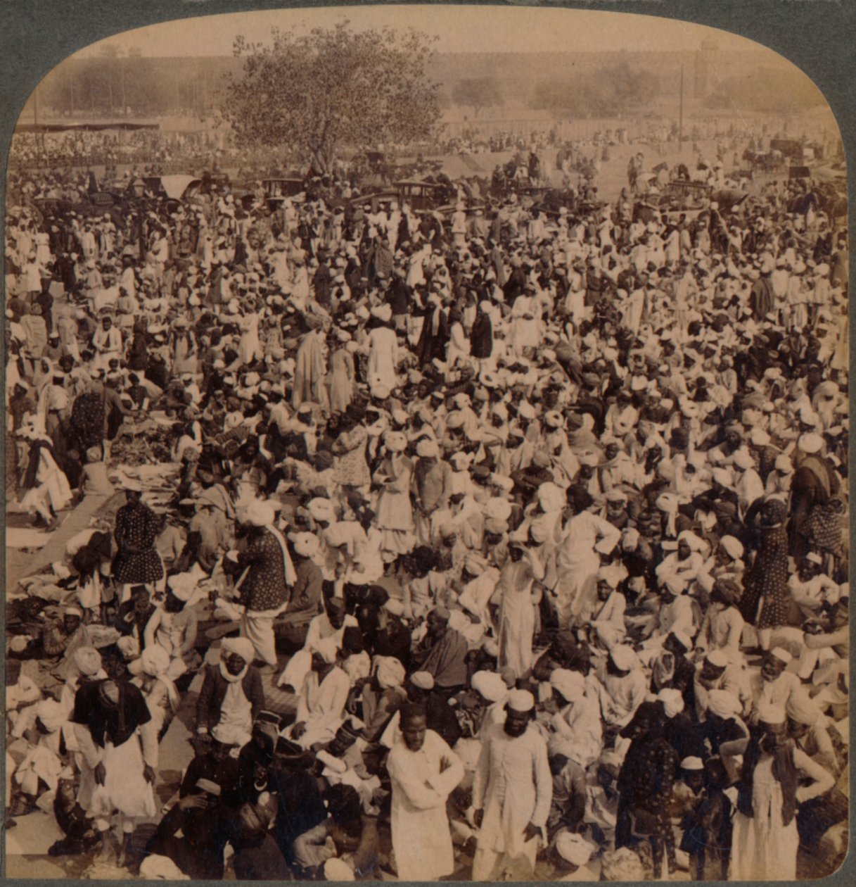Mohammedans on Fast Day outside Jumma Mosque, looking south, Delhi, India by Unbekannt