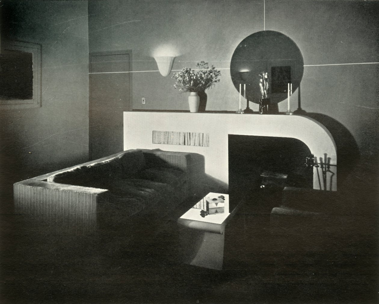 New York pent-house home of Raymond Loewy, designed by himself - Fireplace by Unbekannt