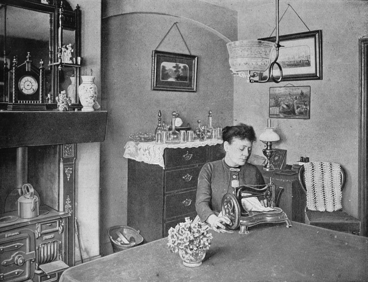 New Room in a Model Dwelling, London, c1900 1901 by Unbekannt