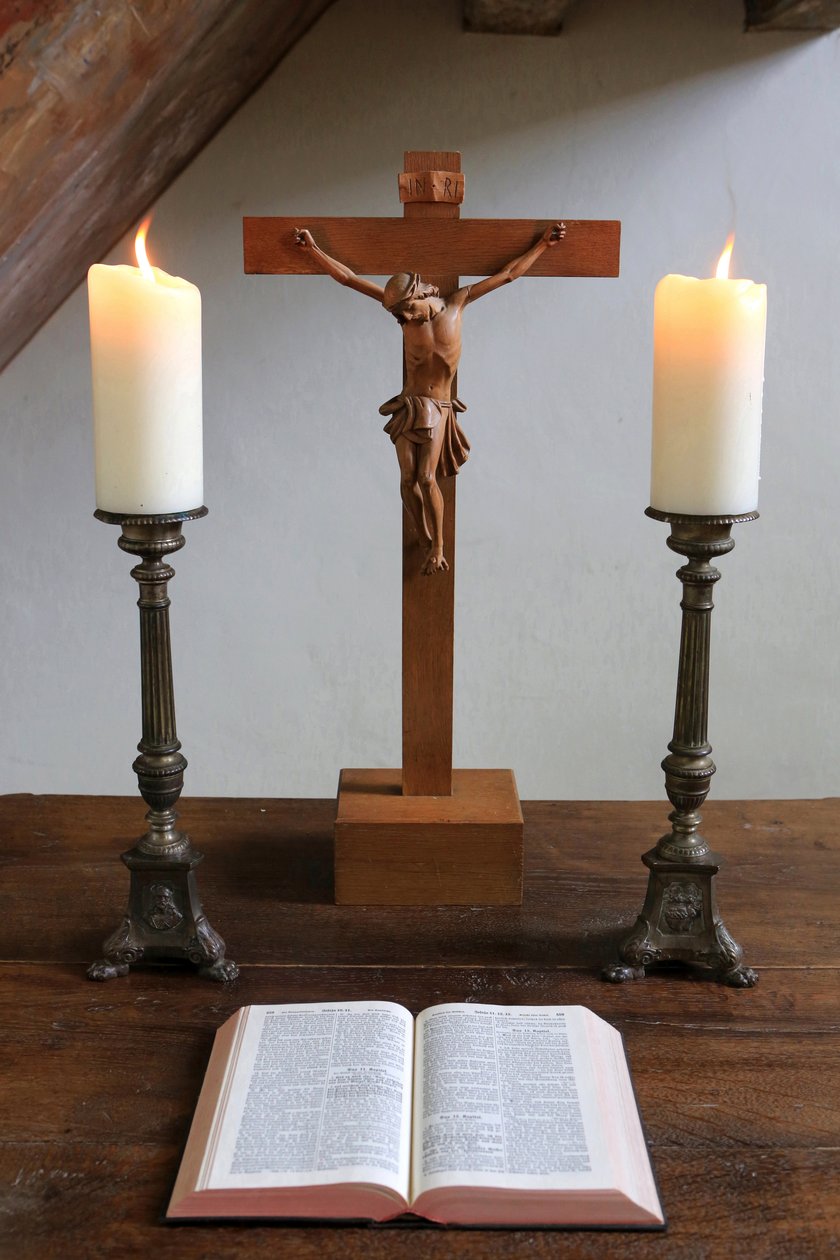 Candles, Crucifix and Bible, Lutheran Temple by Unbekannt