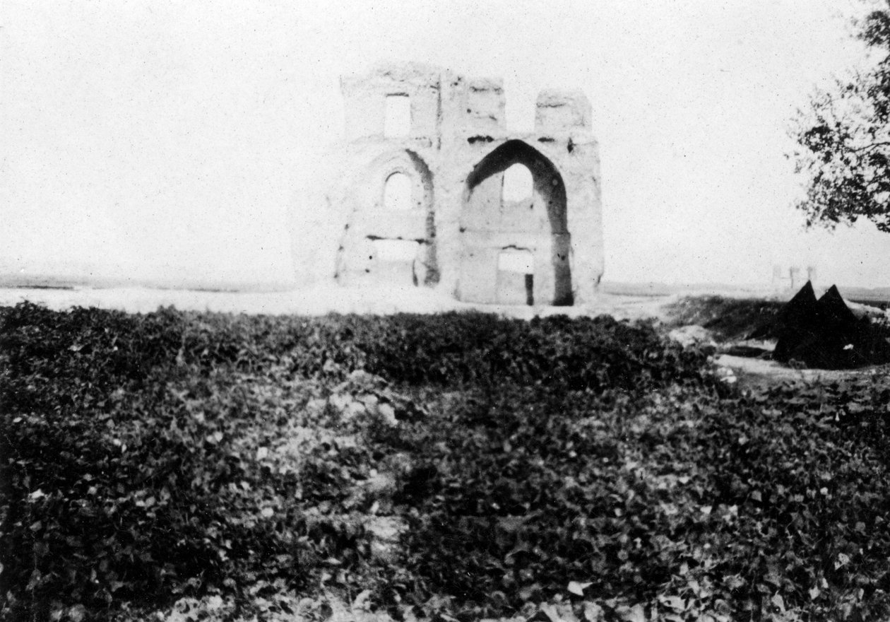 Old ruin on the banks of the Tigris River, Mosul, Mesopotamia by Unbekannt