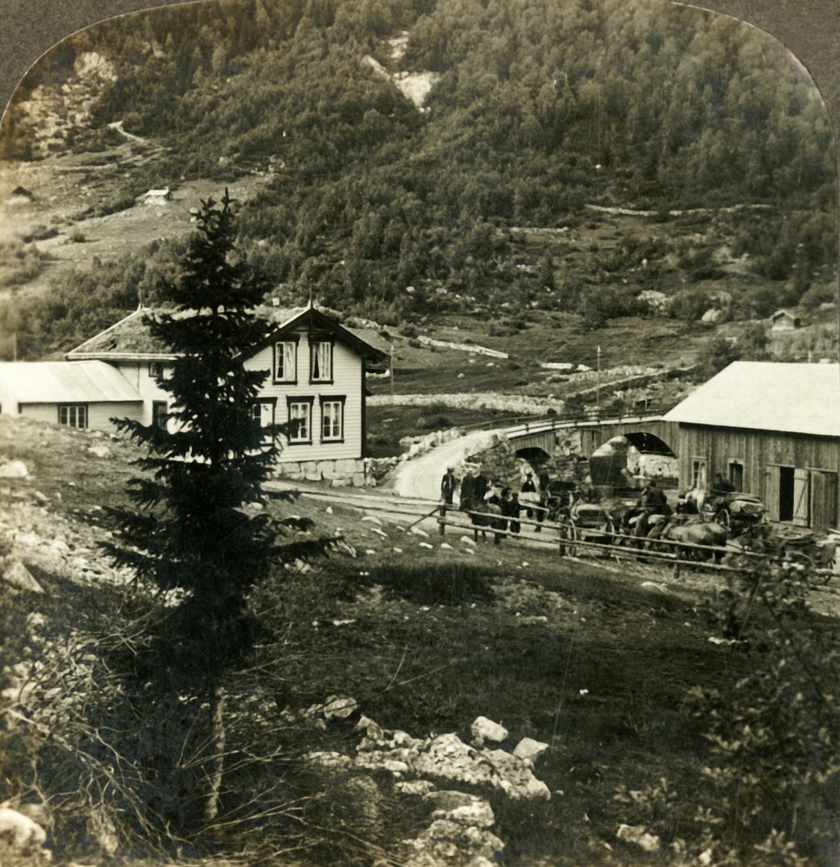 On the picturesque Telemarken road - changing horses at Grundesbro skyds station, Norway by Unbekannt
