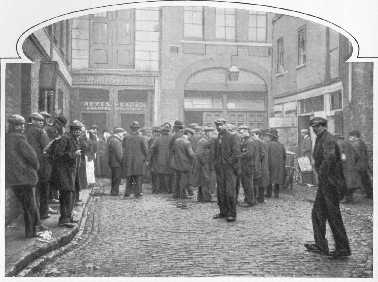 Outside a soup kitchen, Grays Yard, Marylebone, London by Unbekannt