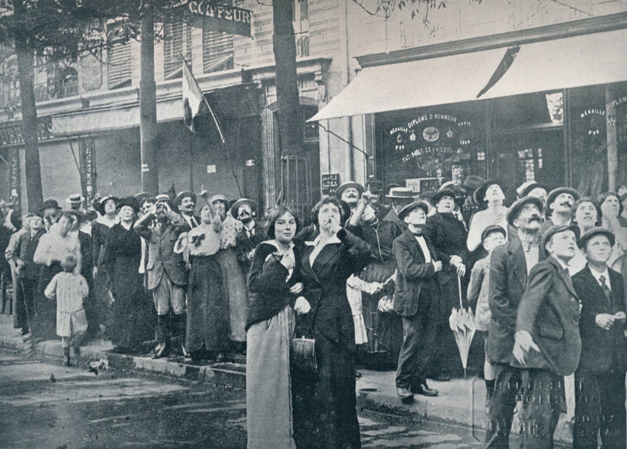 Paris crowd watching one of the German aeroplanes flying over the city, c1914 by Unbekannt