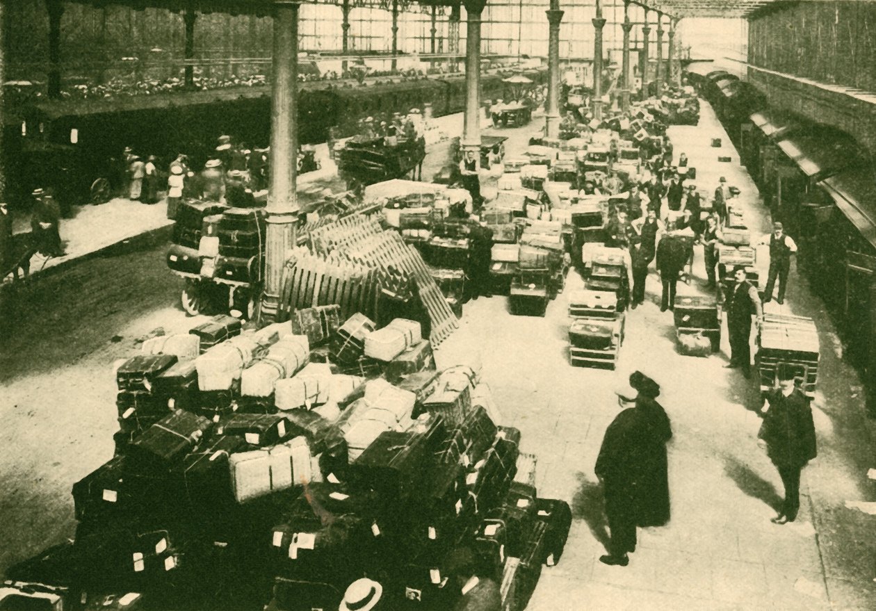 Passengers Luggage at Talbot Road Station, Blackpool, in the Holiday Season by Unbekannt