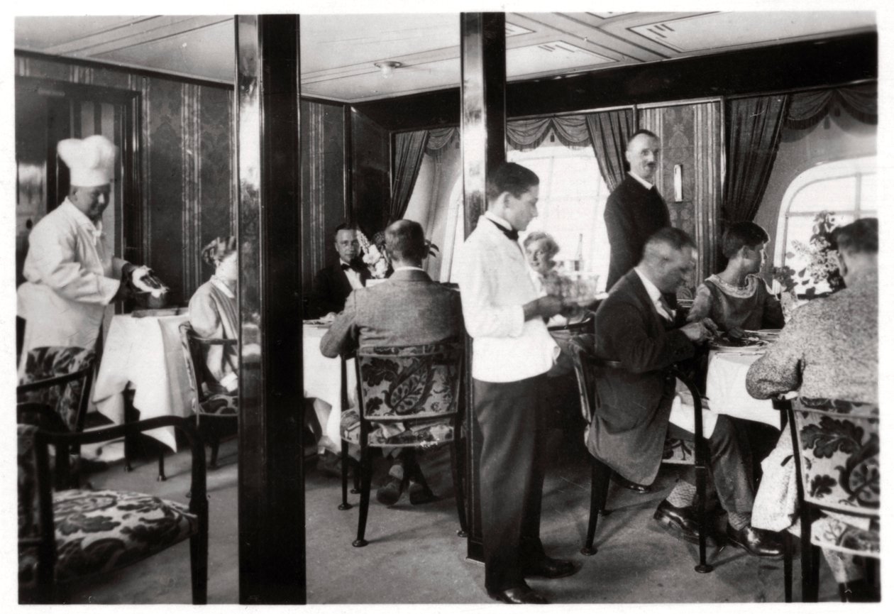 Passengers dining room, Zeppelin LZ 127 Graf Zeppelin, 1933 by Unbekannt