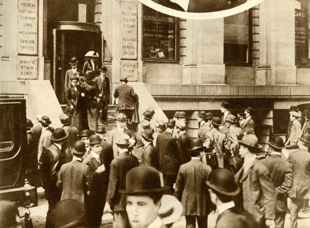 People Waiting for News of the Titanic, New York City, USA, April 1912 by Unbekannt