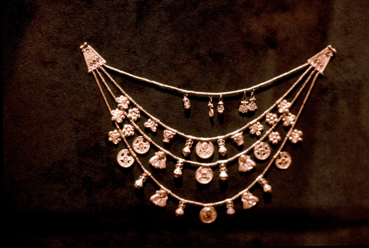 Phoenician gold jewellery by Unbekannt