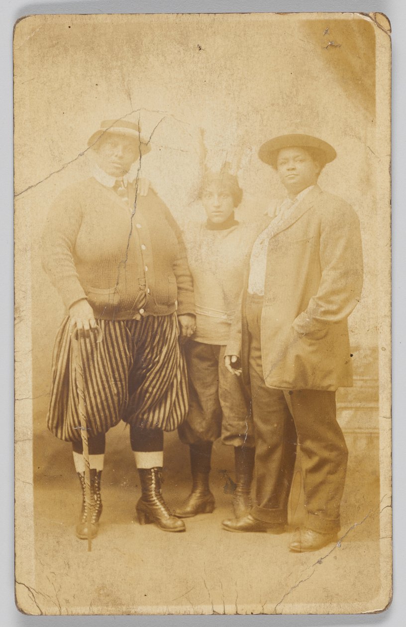 Photographic postcard of three unidentified women, 1904-1918 by Unbekannt