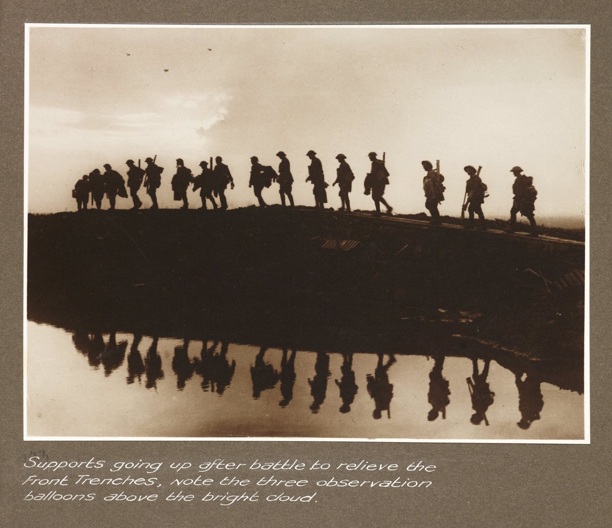 First World War: Reinforcement troops advancing towards the front trenches, with three observation balloons in the clouds by Unbekannt